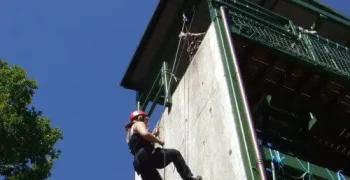 hat-abseiling-hen