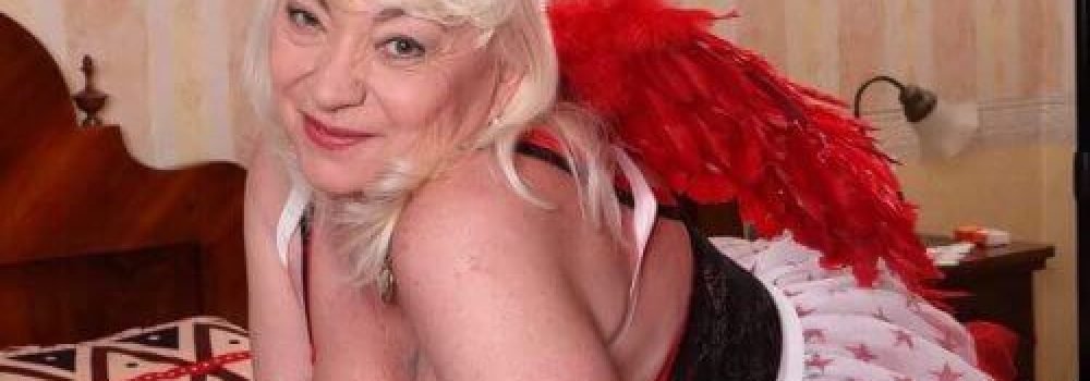 strip-granny-928-2