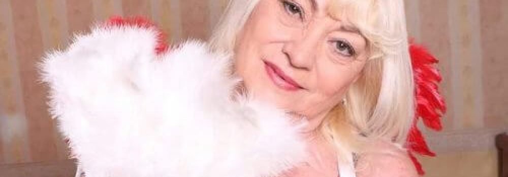 strip-granny-928-3